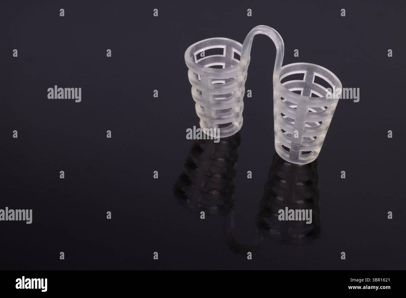 Prese d'aria nasali in silicone trasparente anti russamento su nero Foto Stock