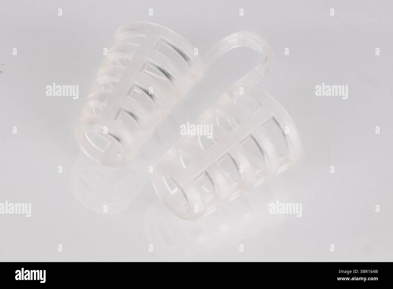 Inserti nasali in silicone trasparente su sfondo bianco Foto Stock