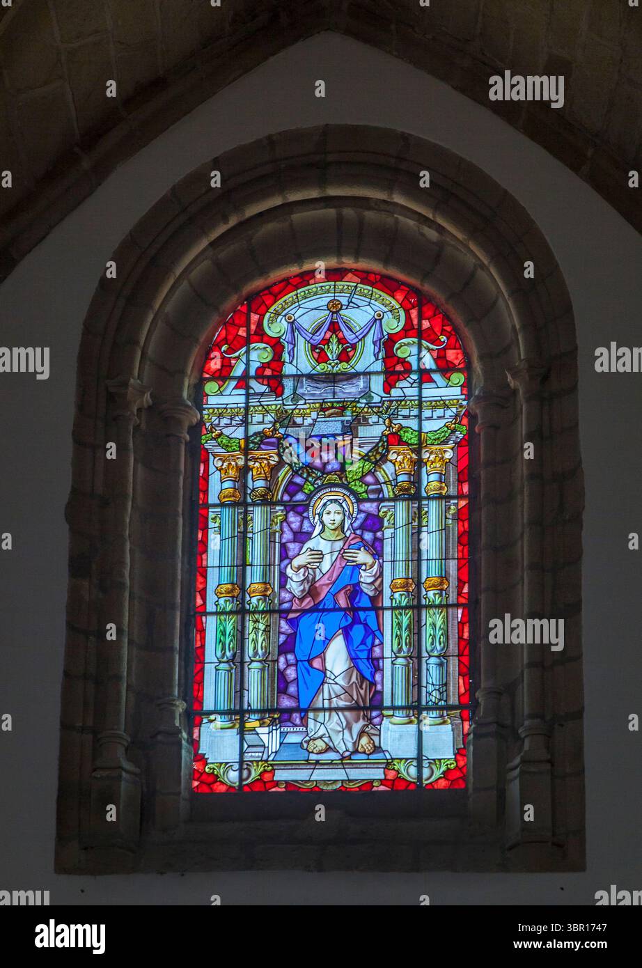 Trujillo, Spagna - 28 giugno 2025: Vetrata raffigurante la Vergine Maria nella Chiesa di San Martino, Trujillo, Spagna Foto Stock