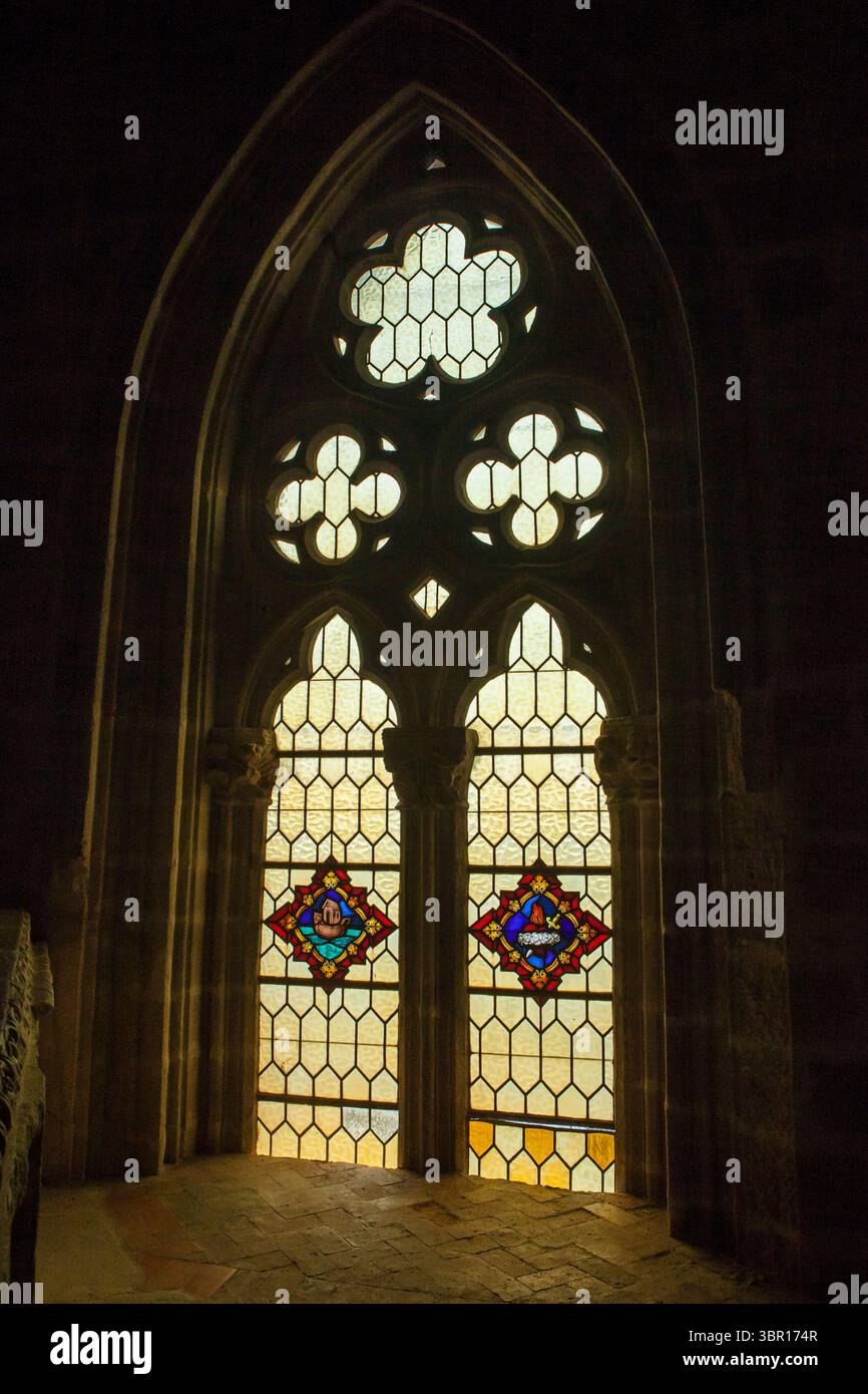 Trujillo, Spagna - 29 giugno 2025: Vetrata della Chiesa di Santa Maria la Mayor, Trujillo, Spagna Foto Stock