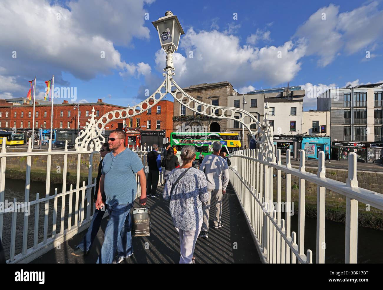 Halfpenny Bridge, città di Dublino, in Irlanda, in una soleggiata serata estiva, attraversando il Liffey a Suffolk Street e Temple Bar, guardando verso sud Foto Stock