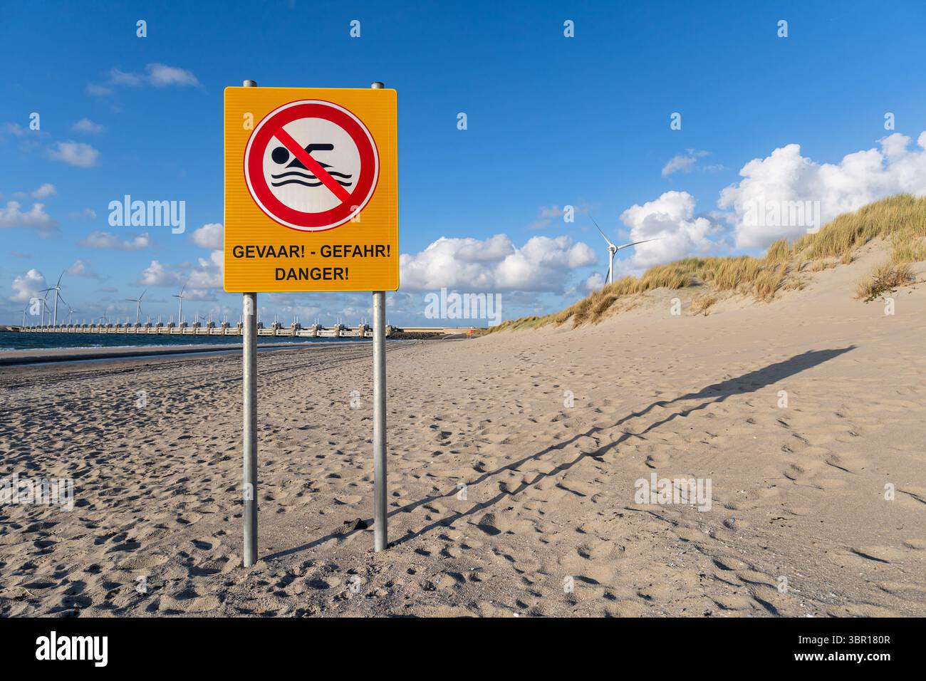 Insegna olandese sulla spiaggia: Nessuna nuotata Foto Stock
