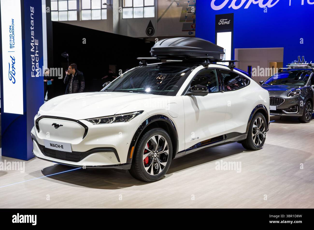 Ford Mach-e SUV completamente elettrico all'Autosalon European Motor Show. Bruxelles, Belgio - 13 gennaio 2023. Foto Stock
