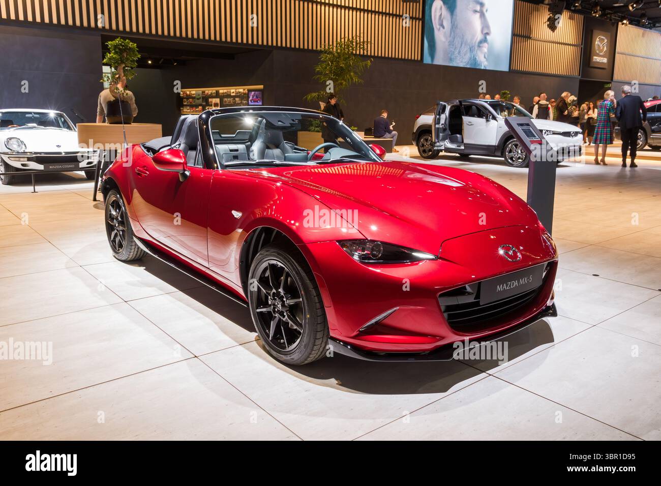 Mazda MX-5 auto sportiva da roadster al Salone europeo dell'Autosalon. Bruxelles, Belgio - 13 gennaio 2023. Foto Stock
