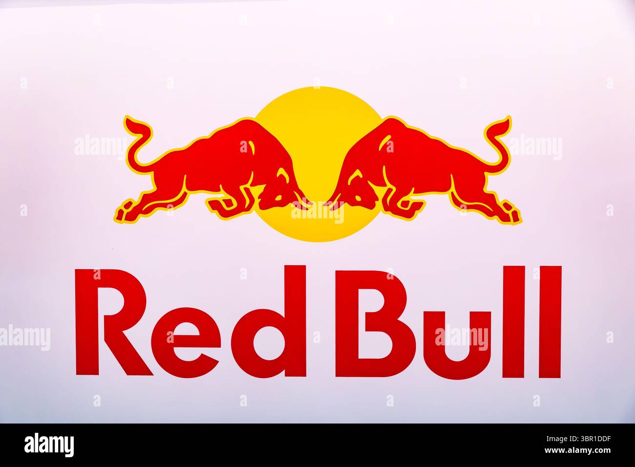 Logo Red Bull sopra uno stand al Salone Internazionale dell'automobile di Ginevra. Svizzera - 7 marzo 2018. Foto Stock