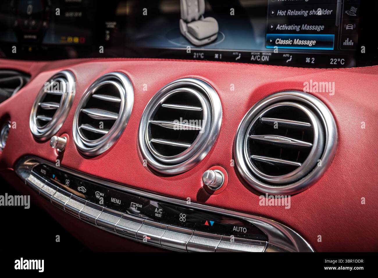 Bocchette di ventilazione del climatizzatore sul cruscotto Mercedes AMG S 63. Ginevra, Svizzera - 7 marzo 2018. Foto Stock
