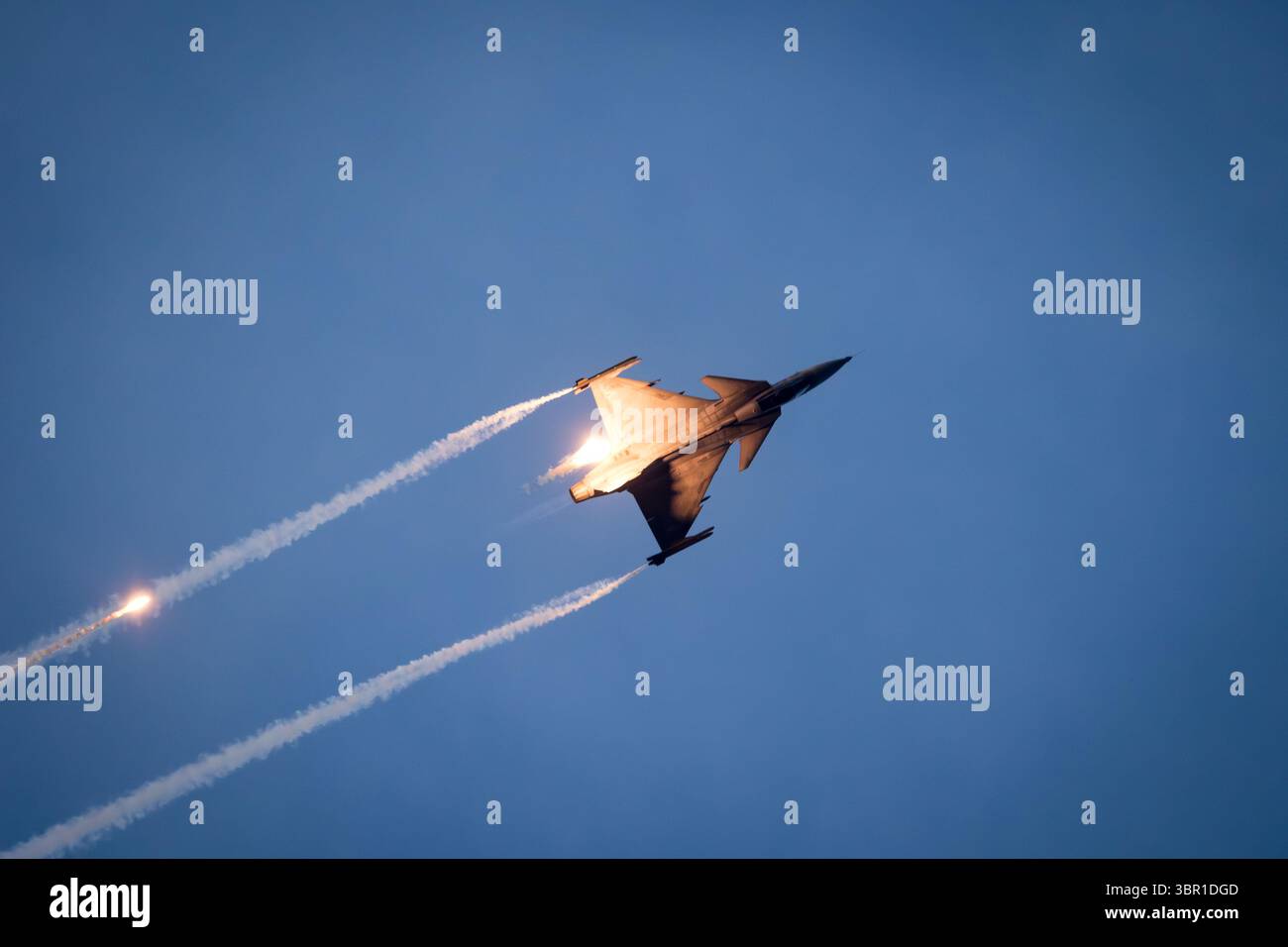 Caccia SAAB JAS-39 Gripen dell'Aeronautica militare ungherese che spara contro razze durante lo spettacolo serale di Sanicole. Sanicole, Belgio - 10 settembre 2021 Foto Stock