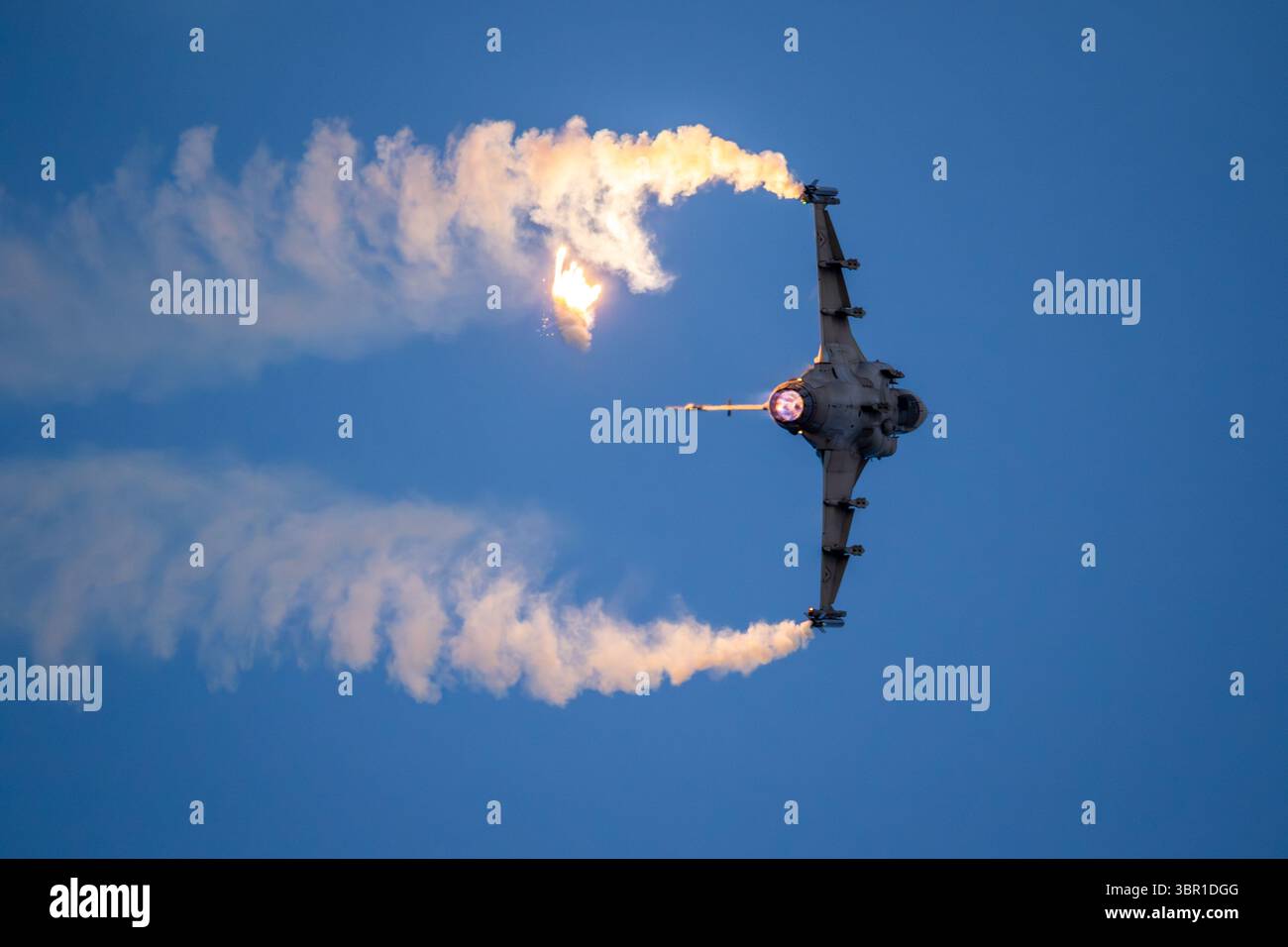 Caccia SAAB JAS-39 Gripen dell'Aeronautica militare ungherese che spara contro razze durante lo spettacolo serale di Sanicole. Sanicole, Belgio - 10 settembre 2021 Foto Stock