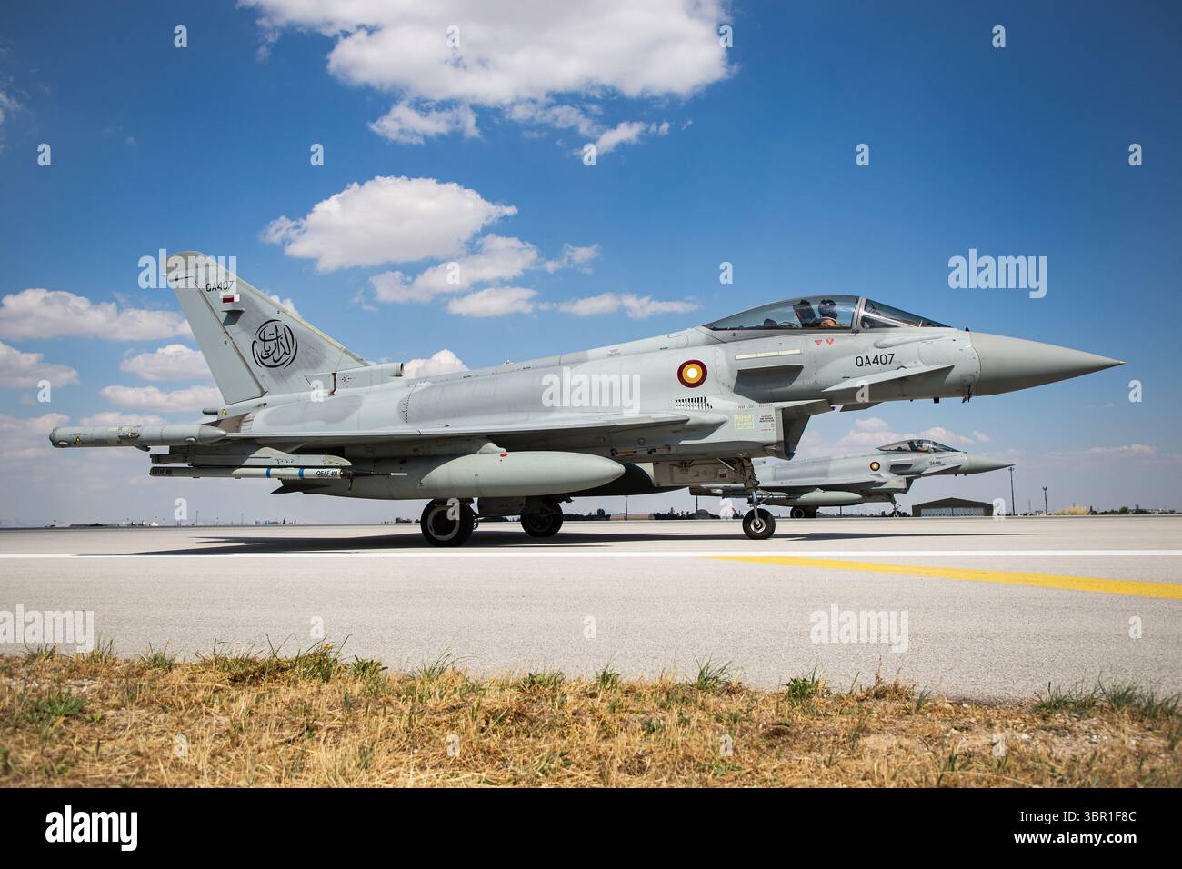 Due Eurofighter Typhoon EF2000 del Qatar Emiri Air Force taxi durante l'esercitazione dell'Anatolian Eagle del 2025, a Konya, Turchia Foto Stock