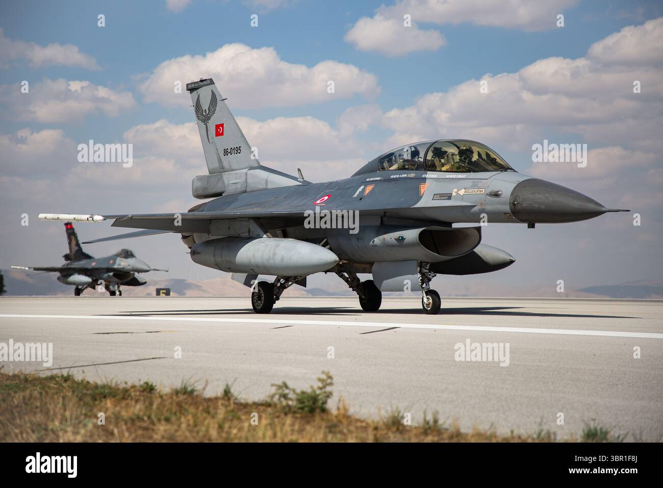 Un aereo turco General Dynamics F-16D Fighting Falcon taxi durante l'esercitazione Anatolian Eagle del 2025 a Konya, Turchia Foto Stock