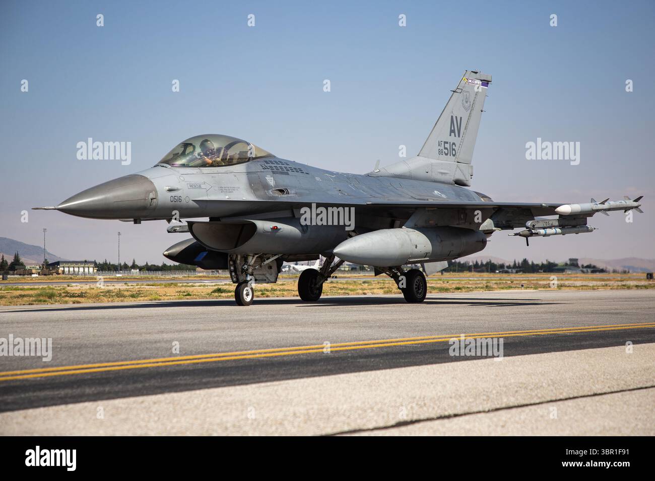 Un F-16C della United States Air Force General Dynamics che combatte i taxi Falcon per la partenza durante l'esercitazione Anatolian Eagle del 2025 a Konya, in Turchia. Foto Stock