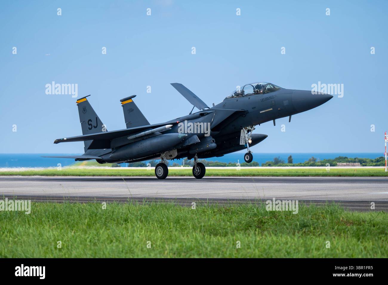 Un F-15E Strike Eagle della U.S. Air Force, assegnato al 336th Expeditionary Fighter Squadron, Seymour Johnson Air Force base, Carolina del Nord, atterra a Ka Foto Stock