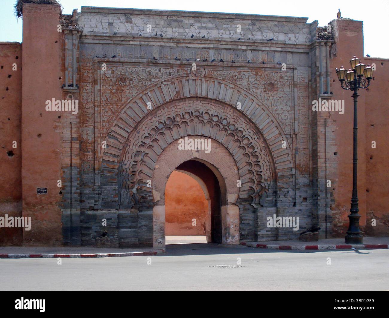 Vista di Bab Agnaou, un cancello in pietra ornato a Marrakech, Marocco, caratterizzato da dettagli architettonici islamici e tradizionali intagli arabeschi. Foto Stock