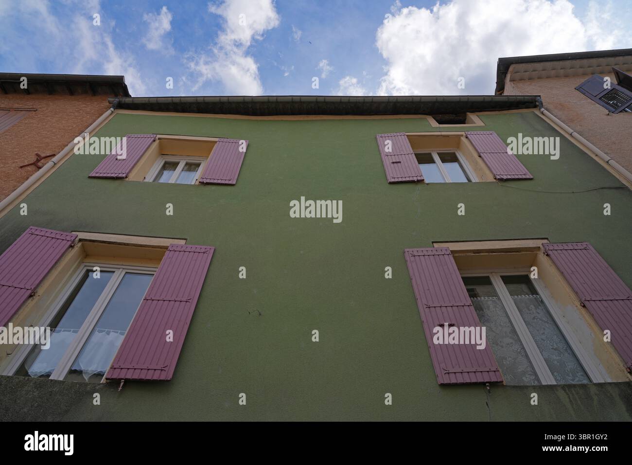 CASTELLANE, FRANCIA - 19 MAGGIO 2025 - Vista di Castellane, un villaggio storico nelle Alpi dell'alta Provenza nel sud-est della Francia, conosciuto come la porta d'ingresso Foto Stock