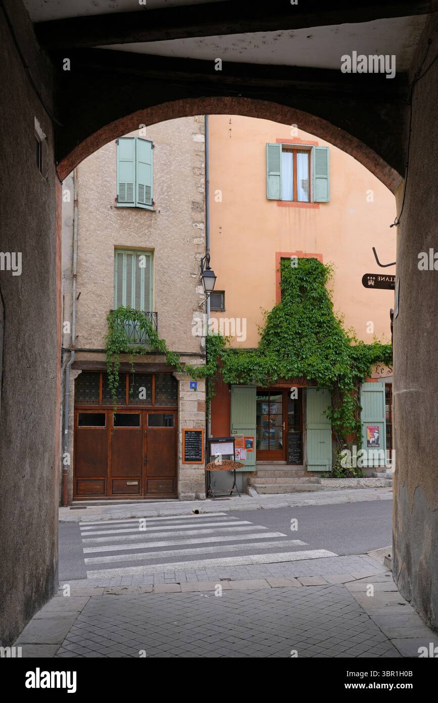 CASTELLANE, FRANCIA - 19 MAGGIO 2025 - Vista di Castellane, un villaggio storico nelle Alpi dell'alta Provenza nel sud-est della Francia, conosciuto come la porta d'ingresso Foto Stock