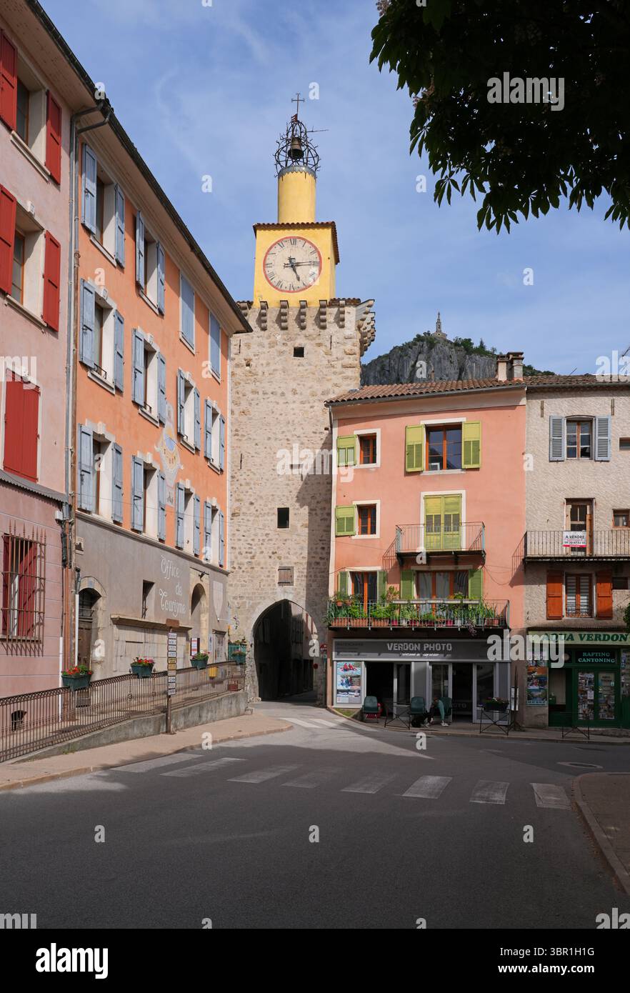 CASTELLANE, FRANCIA - 19 MAGGIO 2025 - Vista di Castellane, un villaggio storico nelle Alpi dell'alta Provenza nel sud-est della Francia, conosciuto come la porta d'ingresso Foto Stock