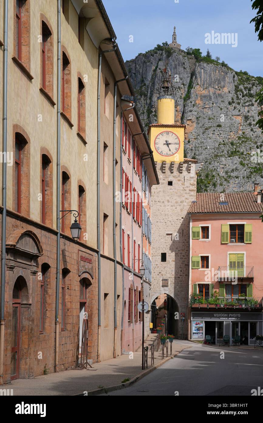 CASTELLANE, FRANCIA - 19 MAGGIO 2025 - Vista di Castellane, un villaggio storico nelle Alpi dell'alta Provenza nel sud-est della Francia, conosciuto come la porta d'ingresso Foto Stock