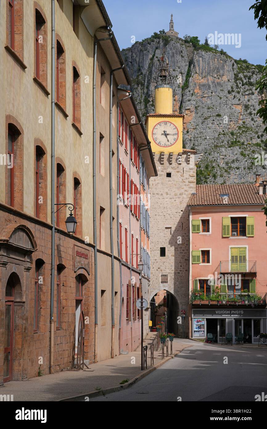 CASTELLANE, FRANCIA - 19 MAGGIO 2025 - Vista di Castellane, un villaggio storico nelle Alpi dell'alta Provenza nel sud-est della Francia, conosciuto come la porta d'ingresso Foto Stock