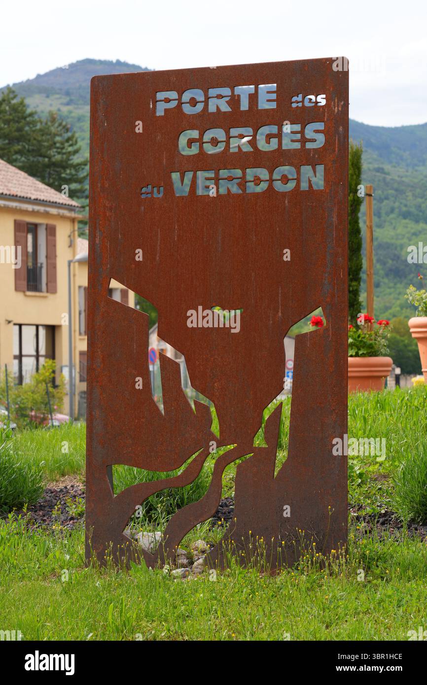 CASTELLANE, FRANCIA - 19 MAGGIO 2025 - Vista di Castellane, un villaggio storico nelle Alpi dell'alta Provenza nel sud-est della Francia, conosciuto come la porta d'ingresso Foto Stock