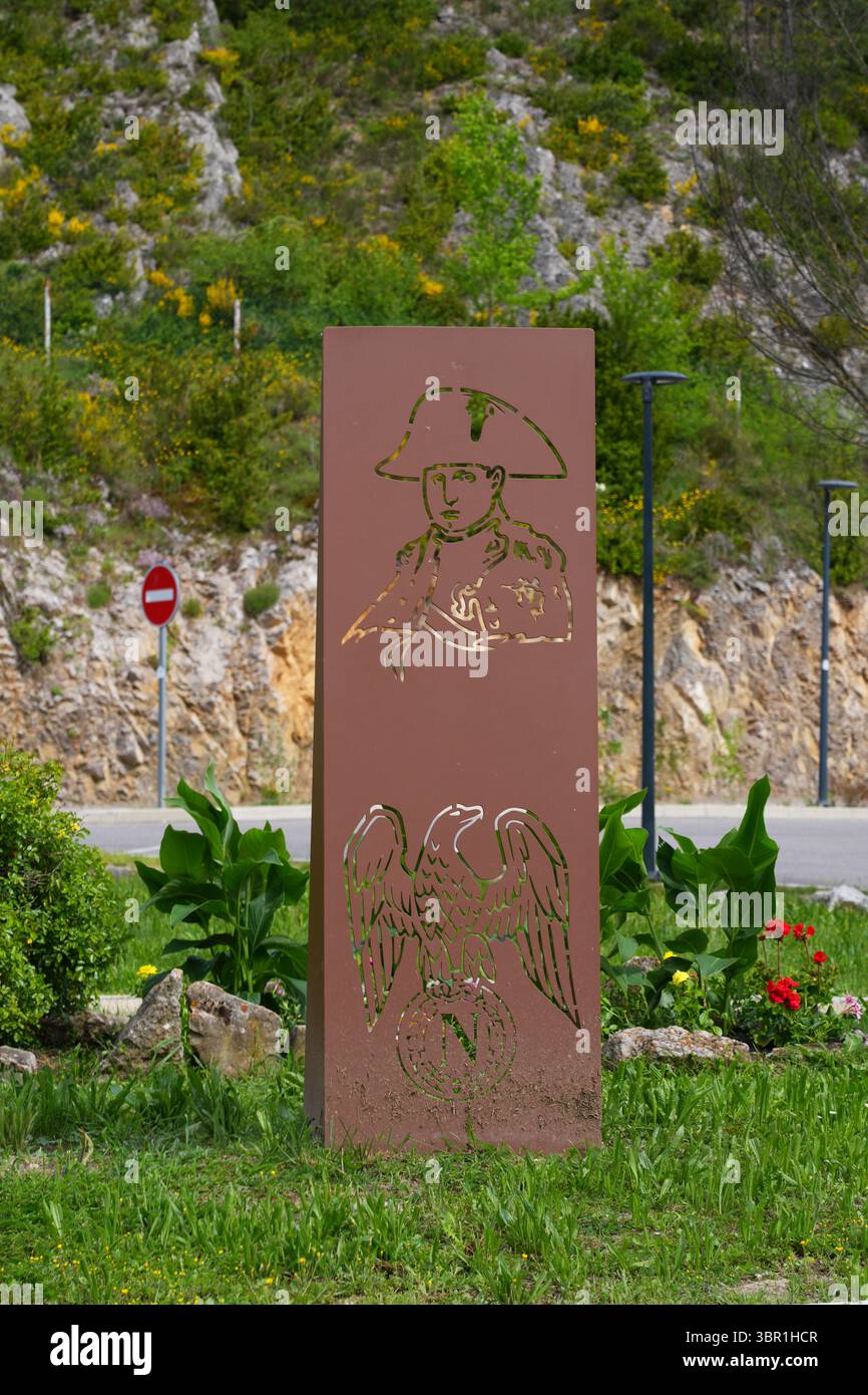 CASTELLANE, FRANCIA - 19 MAGGIO 2025 - Vista di Castellane, un villaggio storico nelle Alpi dell'alta Provenza nel sud-est della Francia, conosciuto come la porta d'ingresso Foto Stock