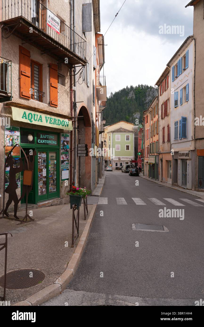CASTELLANE, FRANCIA - 19 MAGGIO 2025 - Vista di Castellane, un villaggio storico nelle Alpi dell'alta Provenza nel sud-est della Francia, conosciuto come la porta d'ingresso Foto Stock