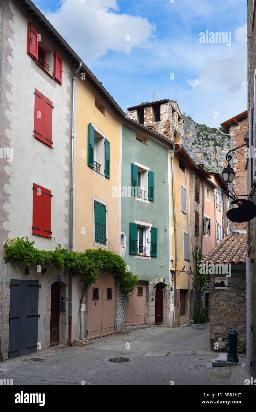 CASTELLANE, FRANCIA - 19 MAGGIO 2025 - Vista di Castellane, un villaggio storico nelle Alpi dell'alta Provenza nel sud-est della Francia, conosciuto come la porta d'ingresso Foto Stock