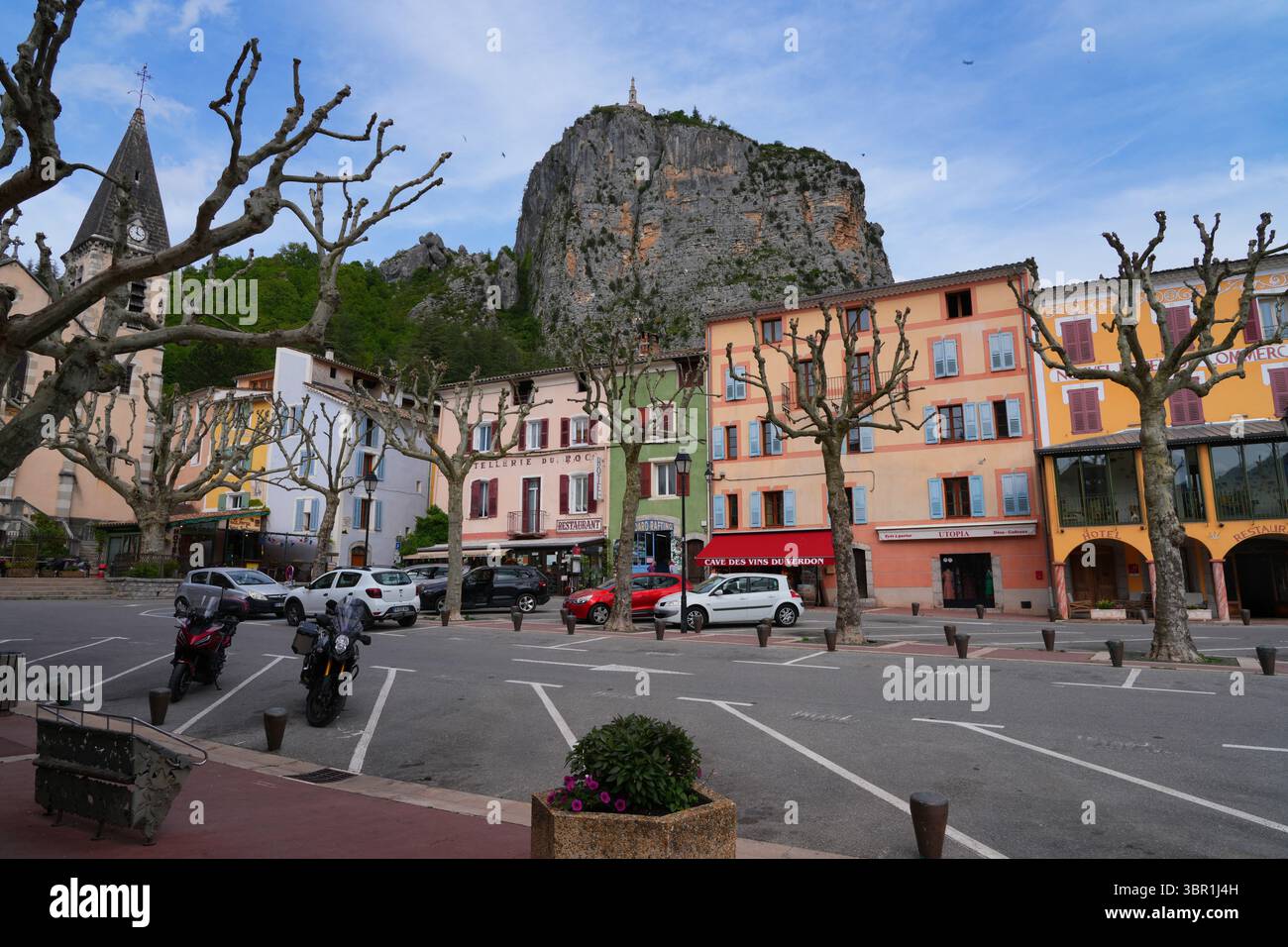 CASTELLANE, FRANCIA - 19 MAGGIO 2025 - Vista di Castellane, un villaggio storico nelle Alpi dell'alta Provenza nel sud-est della Francia, conosciuto come la porta d'ingresso Foto Stock