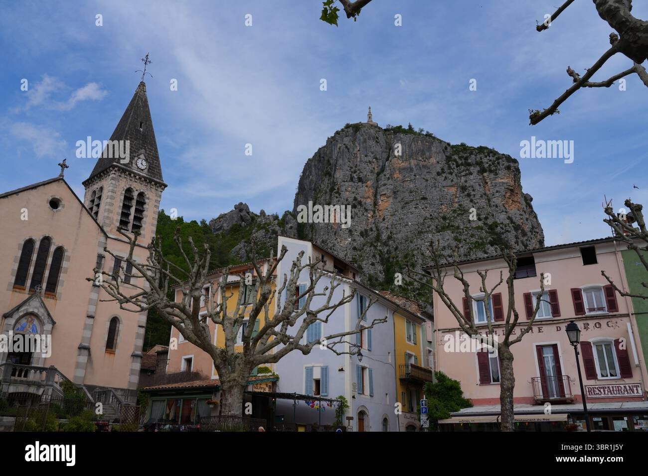 CASTELLANE, FRANCIA - 19 MAGGIO 2025 - Vista di Castellane, un villaggio storico nelle Alpi dell'alta Provenza nel sud-est della Francia, conosciuto come la porta d'ingresso Foto Stock