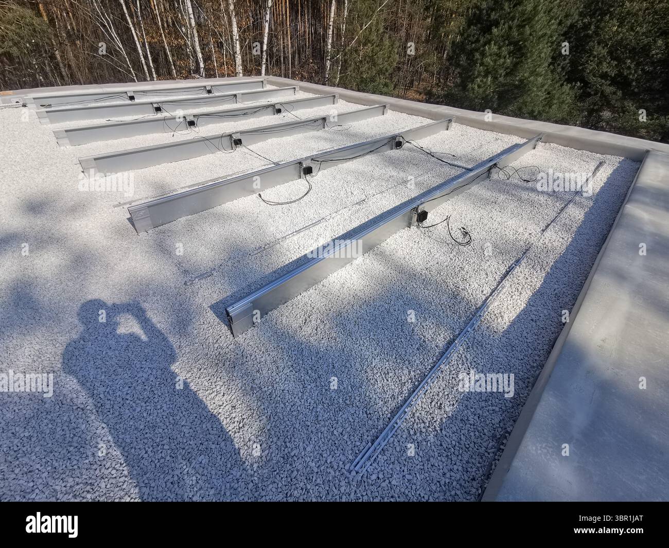 La struttura sul tetto per l'installazione dei pannelli solari è stata costruita utilizzando un metodo non invasivo e sono stati installati anche ottimizzatori di potenza Foto Stock