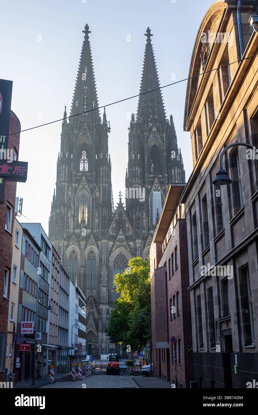 Kölner Dom Der Kölner Dom am 10.07.2025, gesehen von der Burgmauerstraße. Die Straßen sind noch menschenleer, und die Sonne geht gerade auf. Köln Innenstadt Nordrhein-Westfalen Deutschland *** Cattedrale di Colonia Cattedrale di Colonia il 10 07 2025, vista da Burgmauerstraße le strade sono ancora deserte e il sole sta sorgendo il centro di Colonia Renania settentrionale-Vestfalia Germania Foto Stock