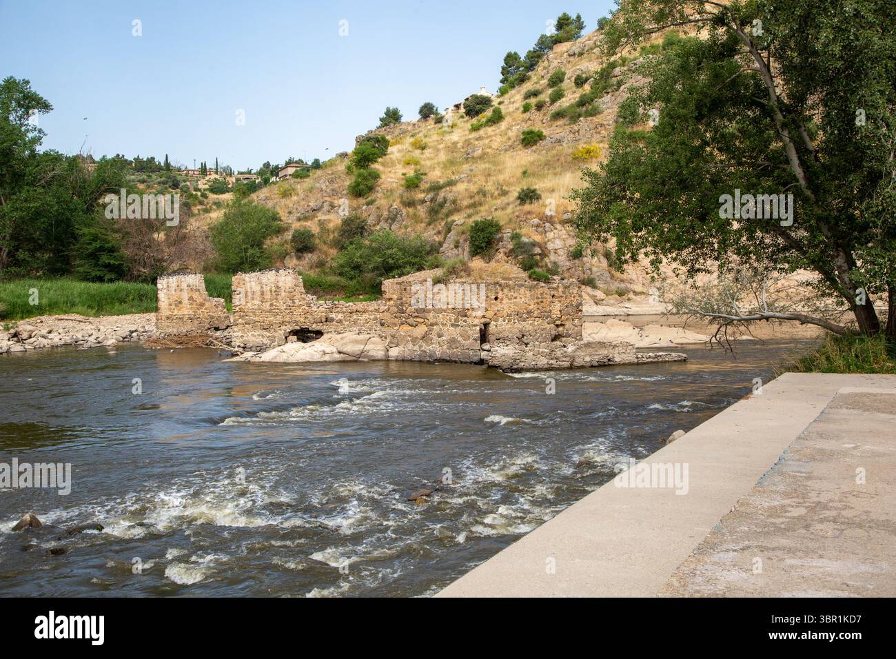 Il fiume Tago che scorre sotto la città spagnola di Toledo in Spagna. Foto Stock
