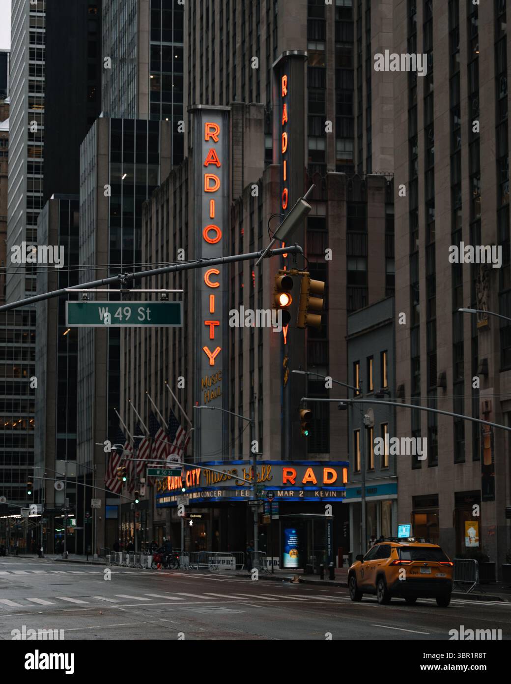 Vista sulla strada radio della città in inverno a New York Foto Stock