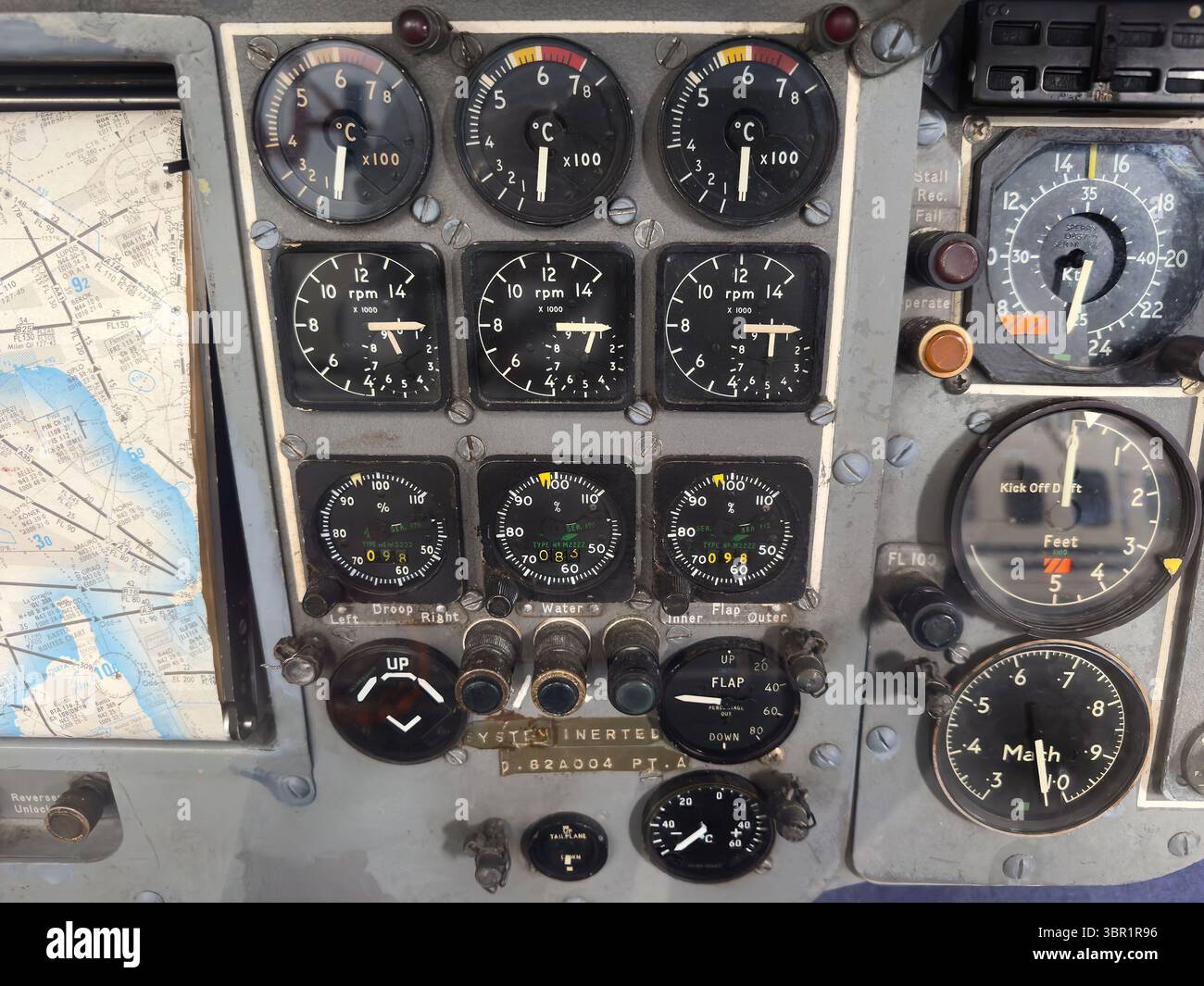Vista panoramica della storica Royal Crescent a Bath, Inghilterra, con cielo blu e nuvole - Immagine stock catturata con smartphone