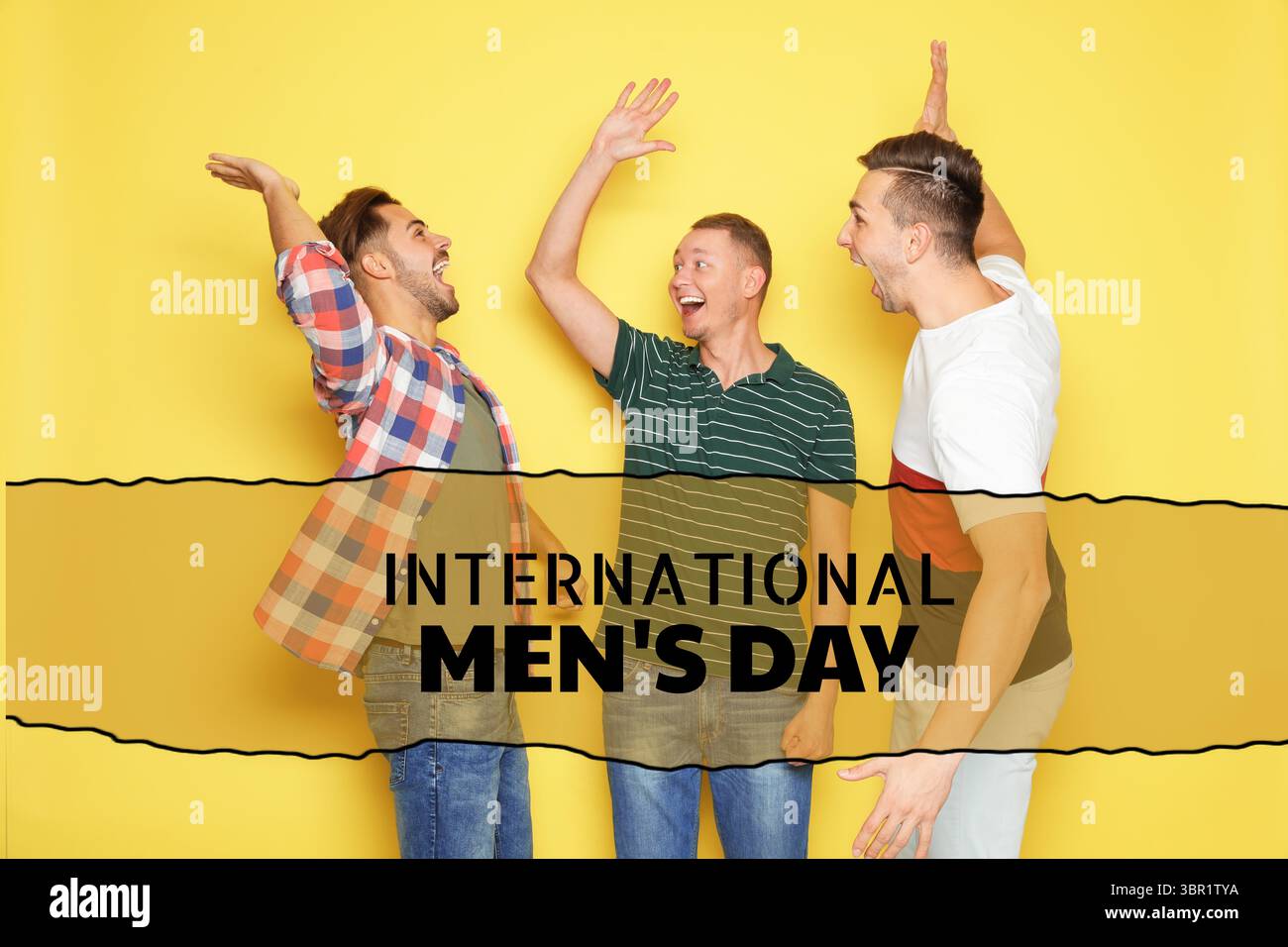 Tessera giornata internazionale degli uomini. Uomini felici che danno cinque alti su sfondo giallo Foto Stock
