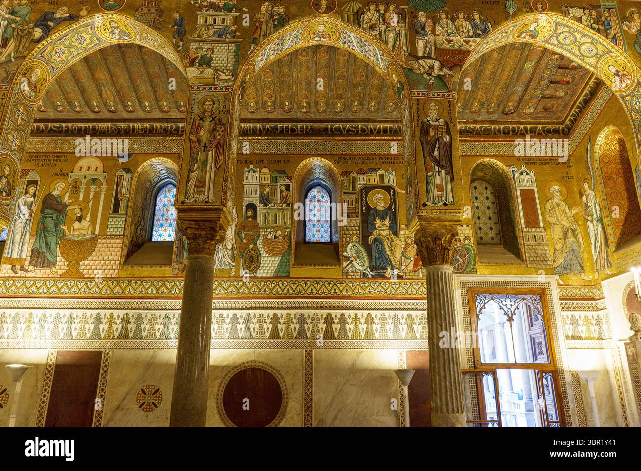 Archi saraceni e mosaici bizantini nella famosa Cappella Palatina del Palazzo dei Normanni a Palermo Foto Stock