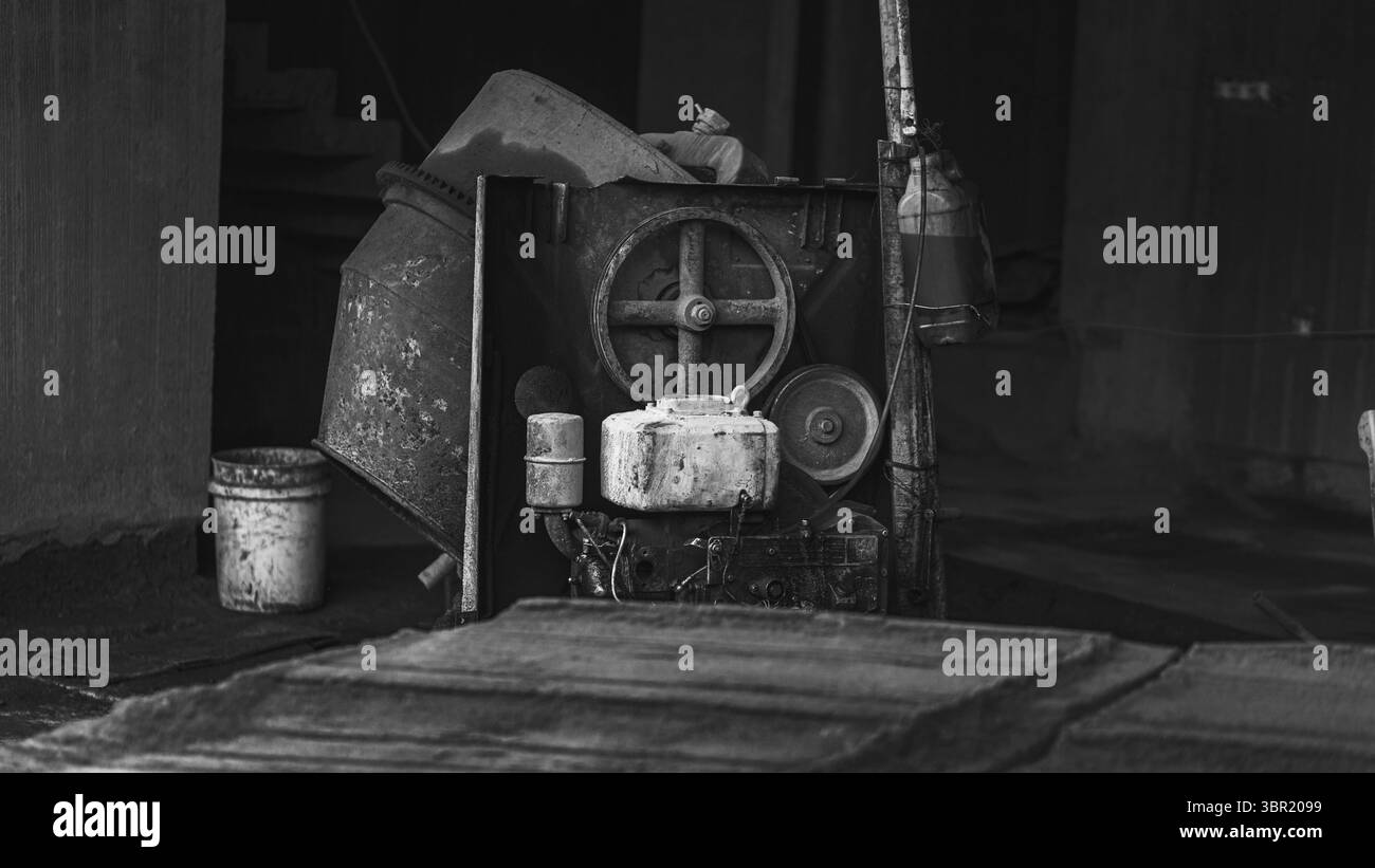 Vecchio motore diesel in un cantiere edile, che mostra la robustezza e l'usura delle attrezzature pesanti. Foto Stock