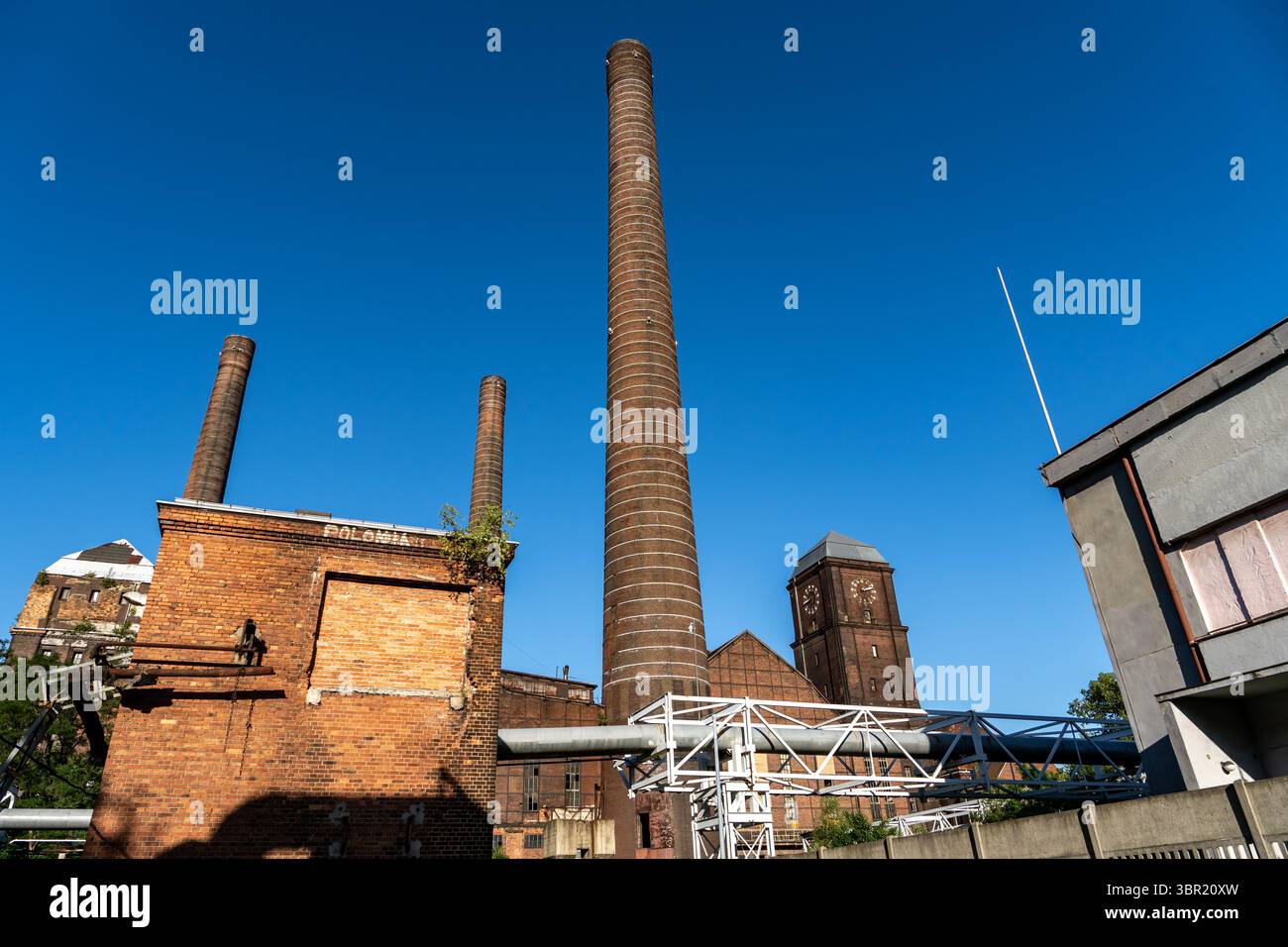 Vista della stazione di calore di Szombierki, uno storico edificio industriale in Polonia, che mostra le sue caratteristiche architettoniche uniche e le texture intemperie. Foto Stock