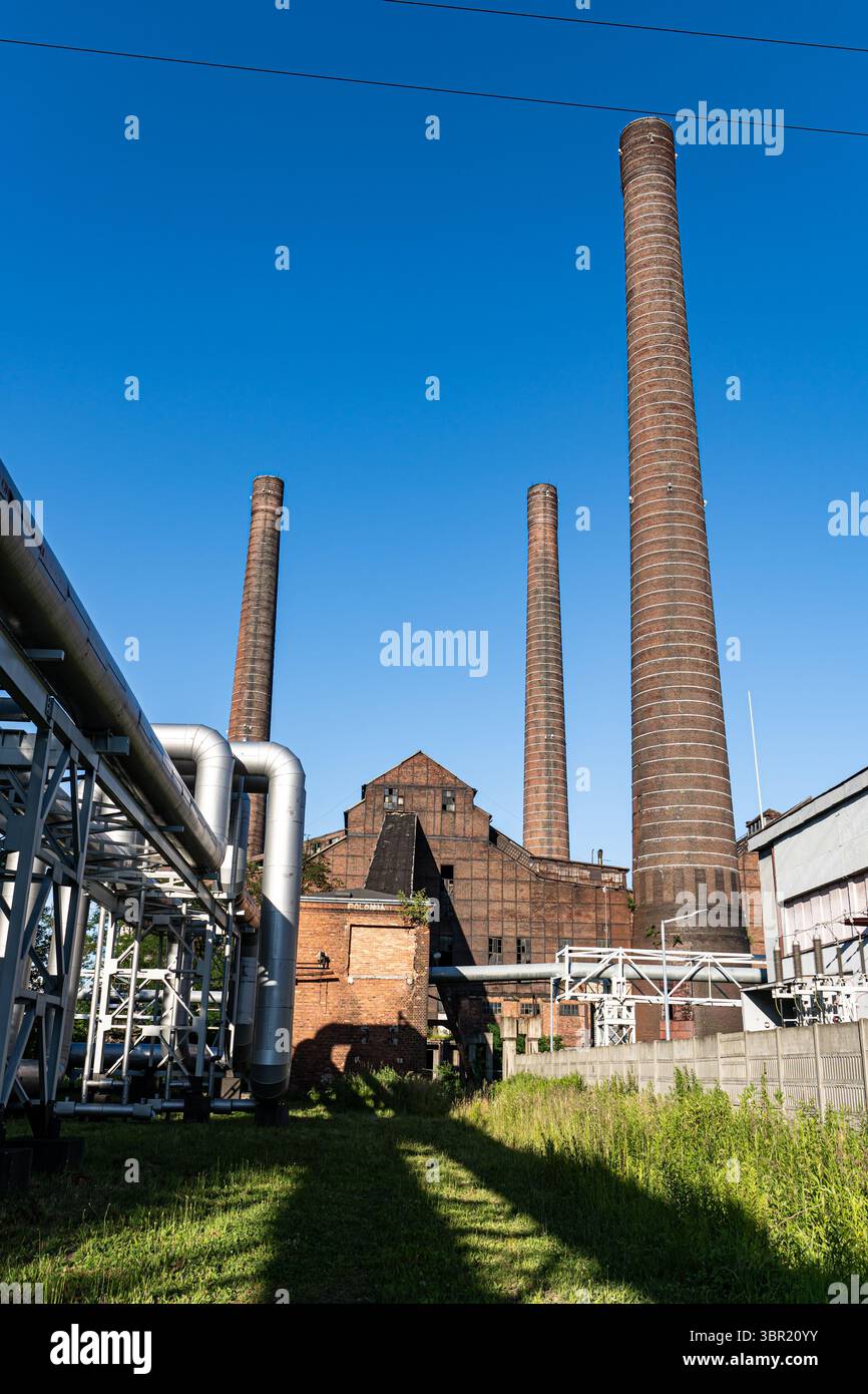 Vista della stazione di calore di Szombierki, uno storico edificio industriale in Polonia, che mostra le sue caratteristiche architettoniche uniche e le texture intemperie. Foto Stock