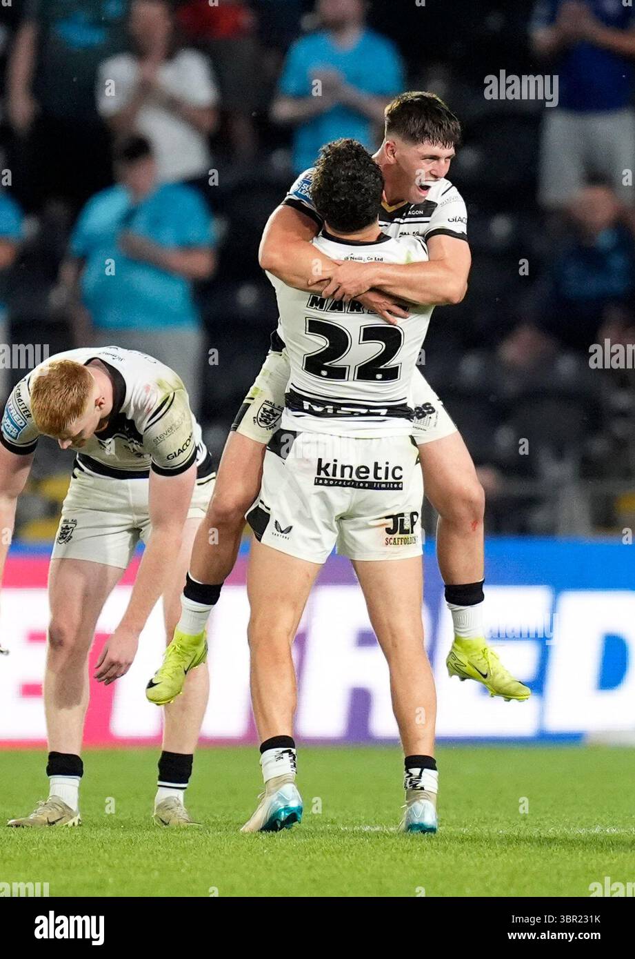 Jack Charles degli Hull festeggia con Lewis Martin al fischio finale dopo il Betfred Super League match all'MKM Stadium di Kingston upon Hull. Data foto: Giovedì 10 luglio 2025. Foto Stock