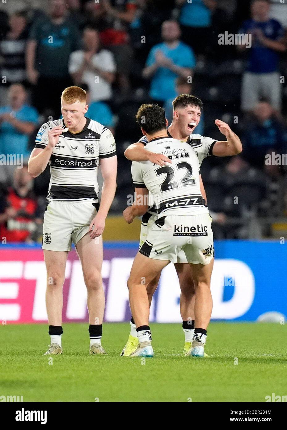 Jack Charles degli Hull festeggia con Lewis Martin al fischio finale dopo il Betfred Super League match all'MKM Stadium di Kingston upon Hull. Data foto: Giovedì 10 luglio 2025. Foto Stock