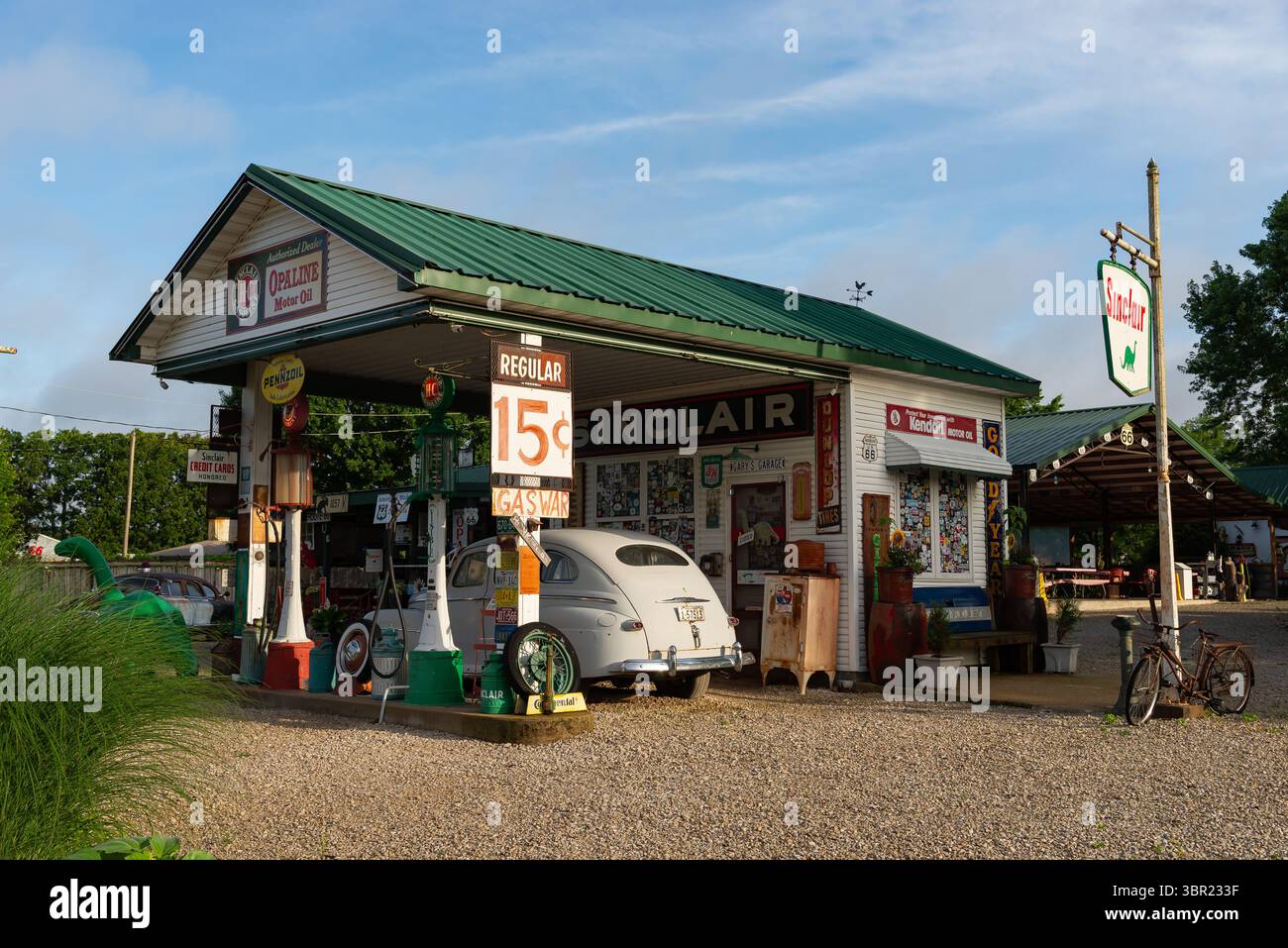 Ash Grove, Missouri - Stati Uniti - 18 giugno 2025: Attrazione turistica Gary's Gay Parita sulla storica Route 66 ad Ash Grove, Missouri, USA. Foto Stock
