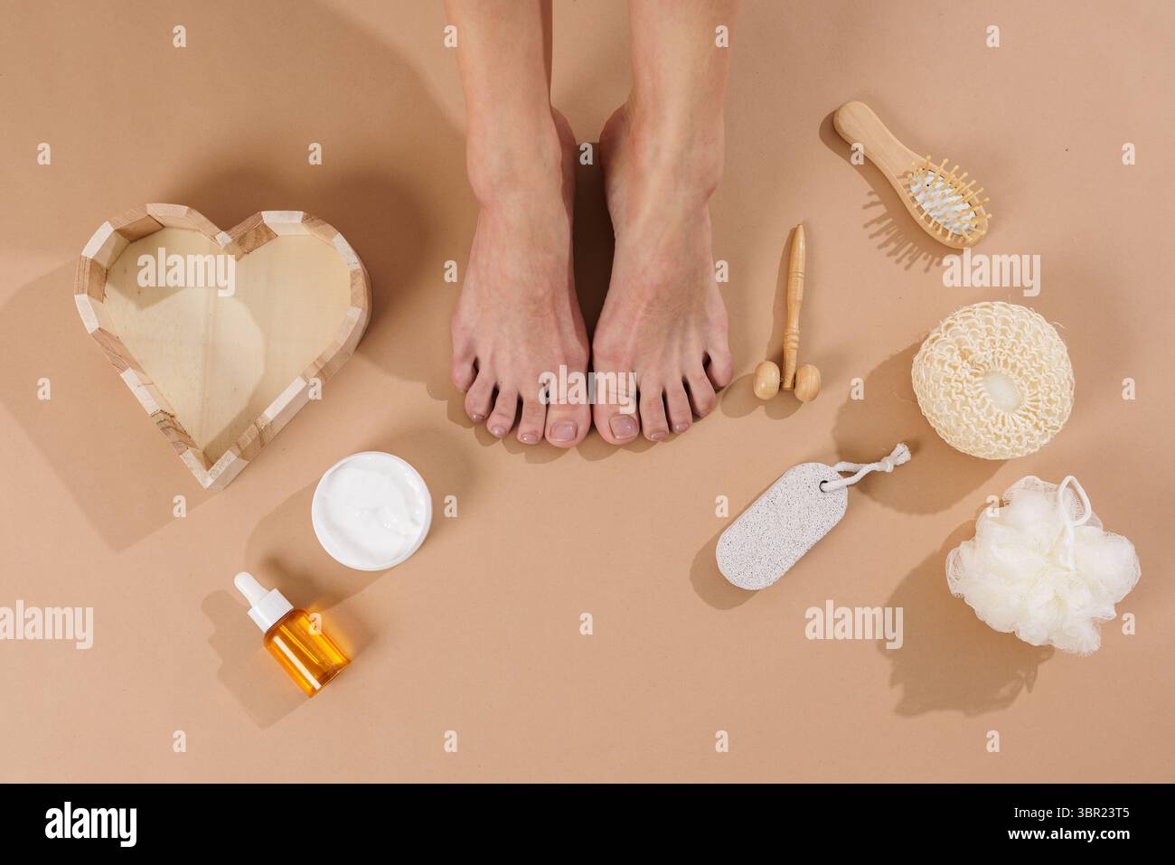Trattamento spa per piedi con prodotti naturali, crema, pomice e strumenti di massaggio per piedi lisci, sani e belli a casa Foto Stock