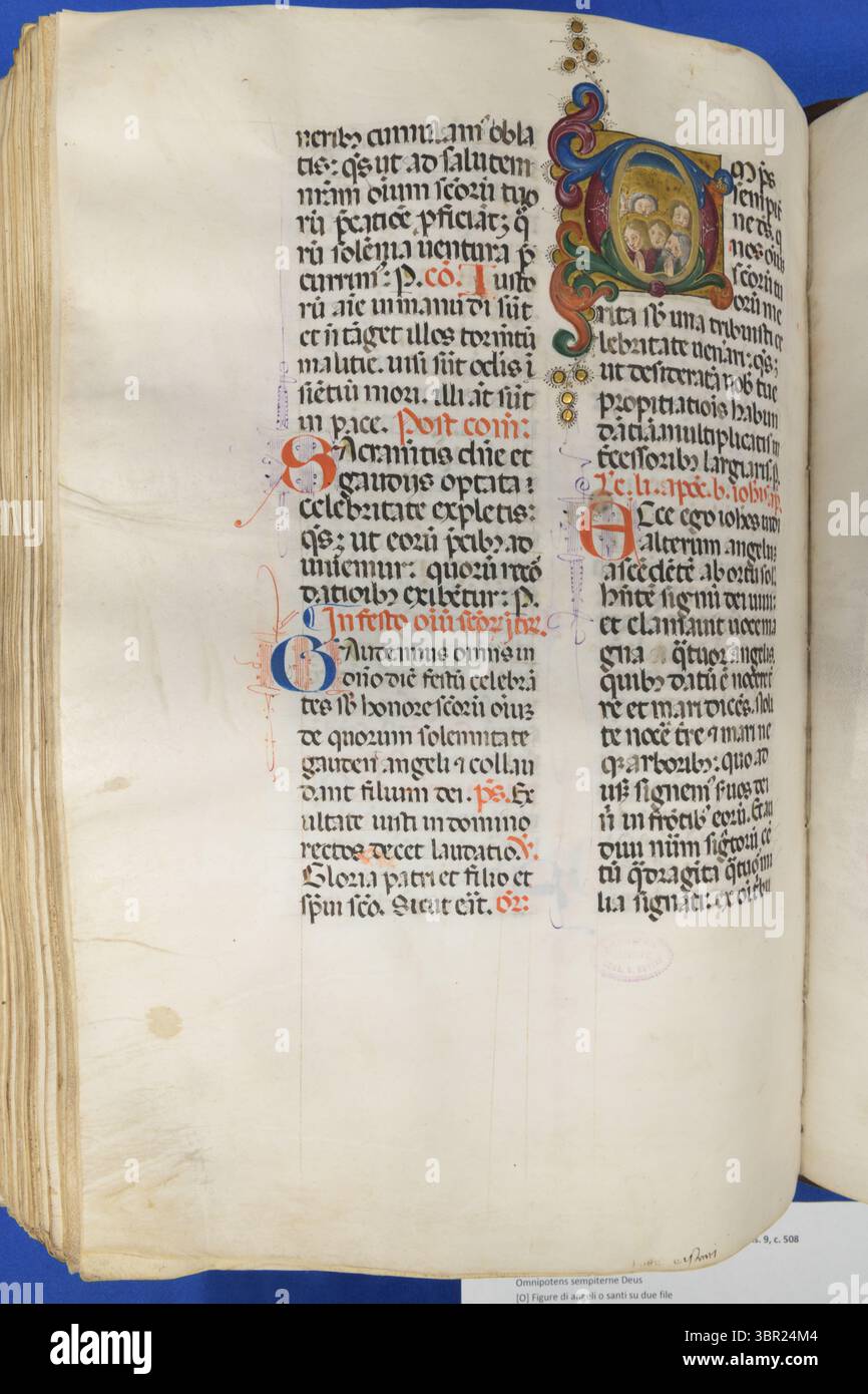 Pagina di un manoscritto latino miniato del XIII secolo con scrittura gotica, iniziali decorate e "S" storializzata raffigurante un vescovo. Foto Stock