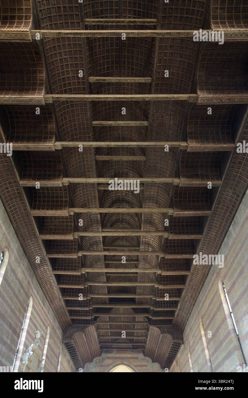 Vista sul soffitto del soffitto a cassettoni in legno, Chiesa degli Eremitani, Padova, Italia. Stile gotico, design geometrico complesso. Foto Stock