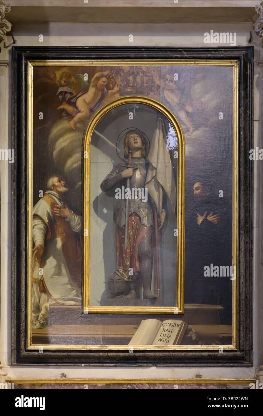 Quadro incorniciato di Giovanna d'Arco in armatura con striscione, fiancheggiato da santi e angeli, all'interno della Chiesa di San Michele in foro, Lucca, Italia. Foto Stock