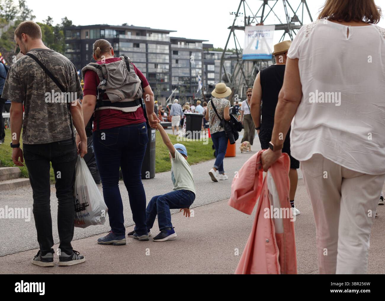 Un bambino non è d'accordo su dove andare ad un evento. Foto Stock