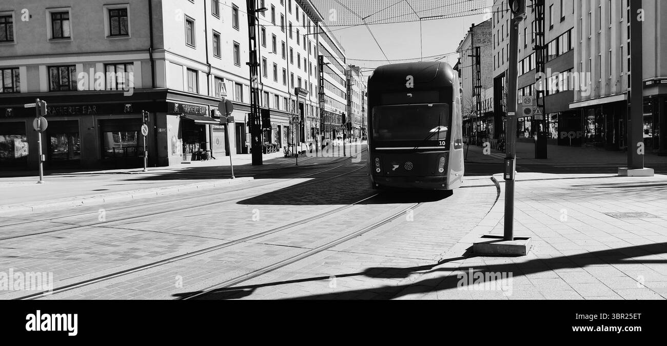 Tram in movimento a Tampere, Finlandia. Foto Stock