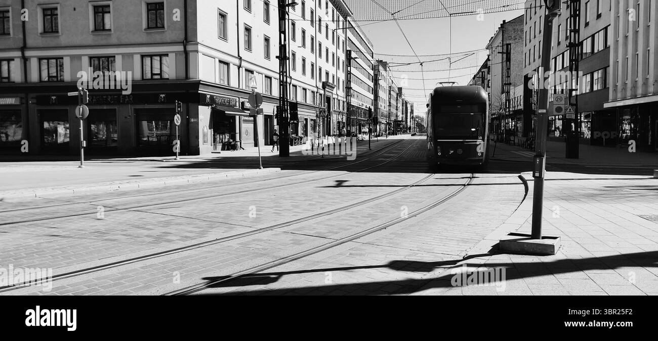 Tram in movimento a Tampere, Finlandia. Foto Stock