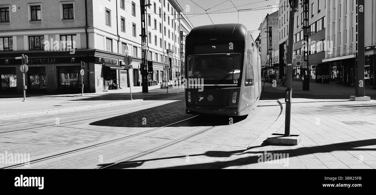 Tram in movimento a Tampere, Finlandia. Foto Stock