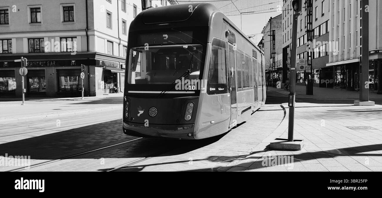 Tram in movimento a Tampere, Finlandia. Foto Stock